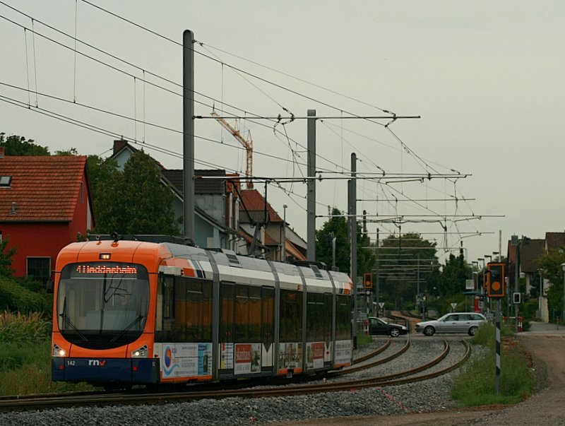 Wagen 142 der OEG als Linie 4 nach Heddesheim nach verlassen des Vorortes Wallstadt. 05. September 08