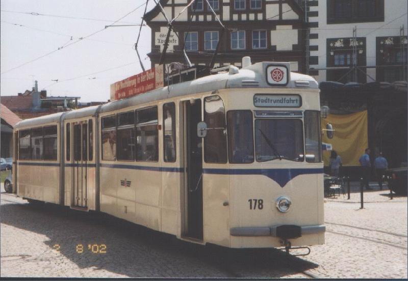 Wagen 178 der vor dem Domplatz in Erfurt als Stadtrundfahrt Straenbahn benutzt wird. Erfurt am 2.8.2002