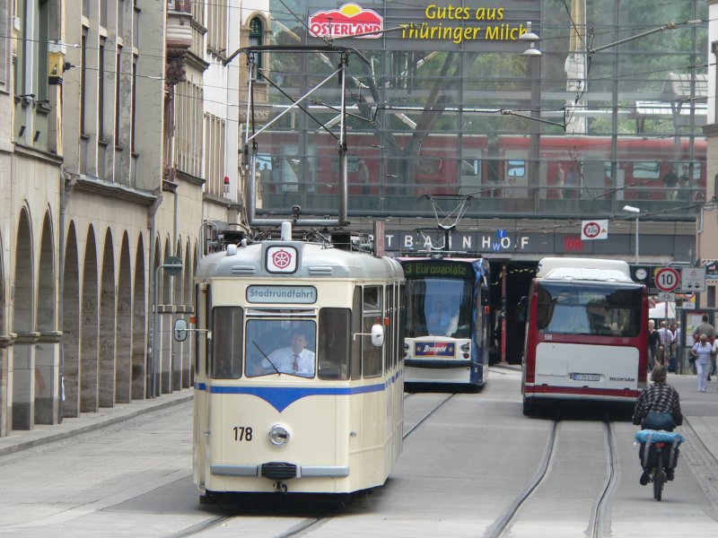 Wagen 178 vor dem Erfurter Hauptbahnhof am 16.6.2007. Dieser Zug fhrt als Stadtrundfahrt.