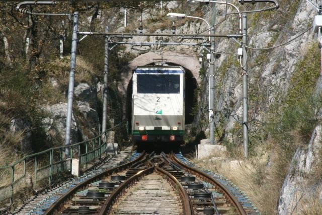 Wagen 2 der Standseilbahn Avellion - Monte Vergine bei der Talfahrt kurz vor dem Ausweich; 10.11.2007