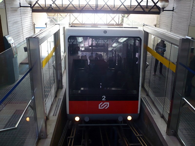 Wagen 2 verlt die Bergstation Superior am 08.03.2008, diese Standseilbahn fhrt ohne Begleitperson in den Wagen.