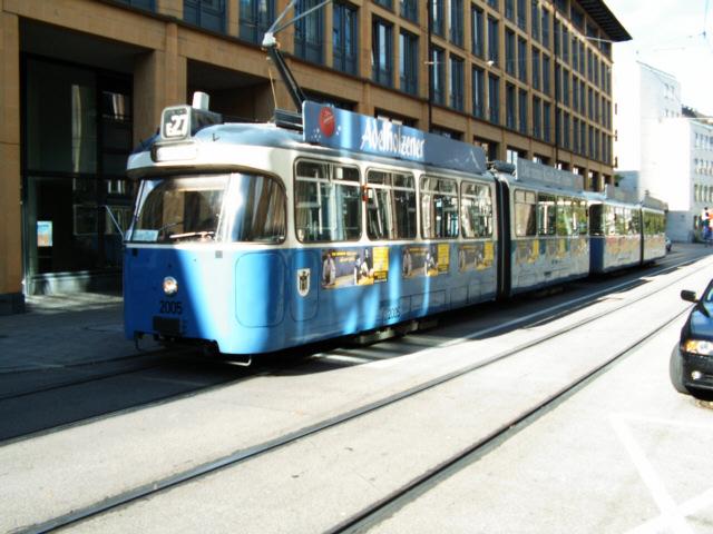Wagen 2005/3003 steht an der Ottostra�e als E27.
