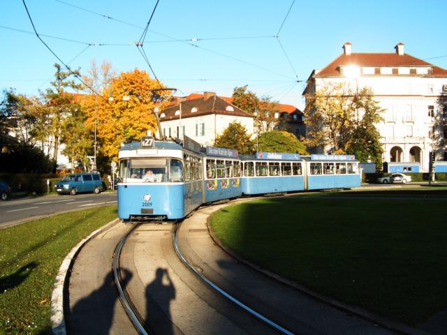 Wagen 2009 als Linie E27 am Karolinenplatz...