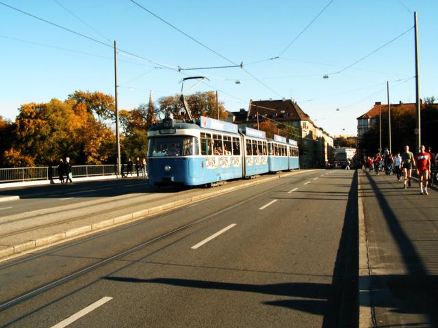 Wagen 2009/3012 �berqueren die Isar am 24.10.04.