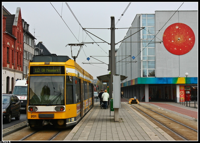 Wagen 201 der M�lheimer Stra�enbahn steht hier an der Endstelle Starkrade Neumarkt der Oberhausener Stra�enbahn.