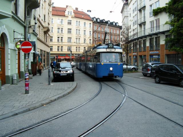 Wagen 2010 hat gerade die H�userblockschleife am Max-Weber-Platz umfahren und bricht jetzt zu seiner langen Reise nach Gr�nwald auf.