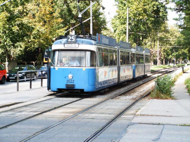 Wagen 2022 als Linie 25 am Krankenhaus Harlaching.