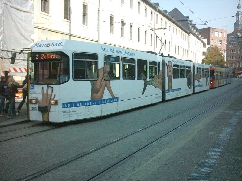 Wagen 203 der Wrzburger Straenbahn (WSB) steht an der Haltestelle Juliuspromenade und fhrt in die Zellerau. Hinten dran steht Wagen 267 nach Rottenbauer.