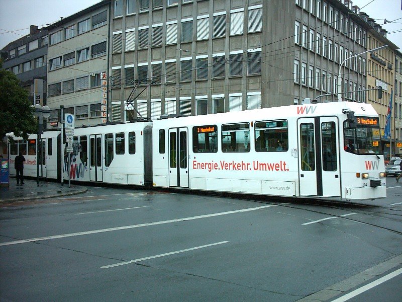Wagen 204 der Wrzburger Straenbahn (WSB) befhrt die Weiche vor dem Hauptbahnhof, um nach einer 180 Kurve  gewendet  vor der vierspurigen Strae stehen zu bleiben. Die Linie ist bereits gewechselt. Mo-Fr werden folgende Linie gewechselt: Grombhl 1 + 5, Sanderau 1 + 4 und Hauptbahnhof 2 + 3.