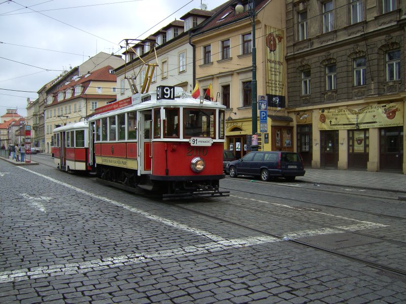 Wagen 2110 auf der historischen Linie 91 in der Prager Innenstadt. (Aufnahme: April 2008)