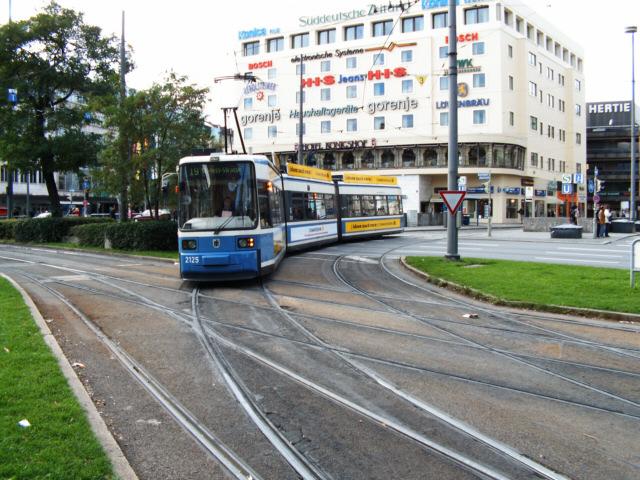 Wagen 2125 fhrt Richtung Ostbahnhof/St.-Veit-Strae als Linie 19.