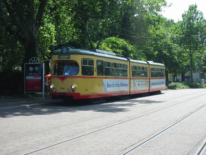 Wagen 234 der Karlsruher Straenbahn am 27.7.2005 auf der Linie 5, hier beim Haltan der Haltestelle Konzerthalle.