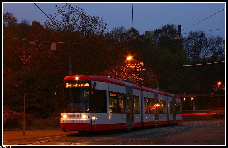 Wagen 25 der Dortmunder Straenbahn wartet in Dorstfeld auf Abfahrt richtung Westfalenhtte.