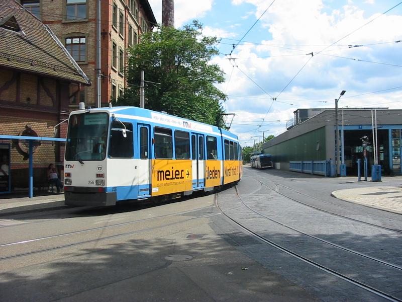 WAGEN 256 der Heidelbergerstraenbahn beim Halt am Betriebshof.