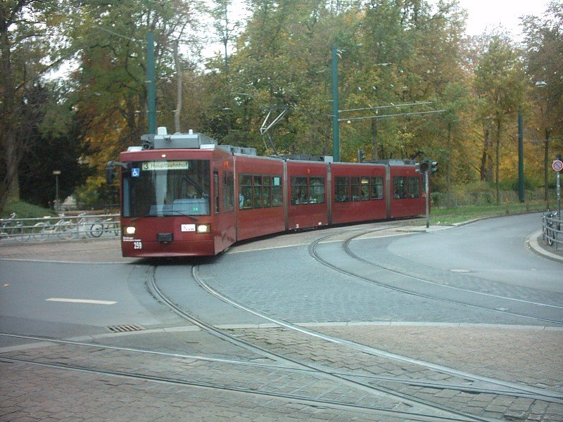 Wagen 259 der Wrzburger Straenbahn (WSB) befhrt die Weichenanlage am Sanderring, um links Richtung Hauptbahnhof abzubiegen. Rechts abbiegen tun nur Straenbahnen als Dienstfahrt vom Depot Heuchelhof zum Depot Sanderau.