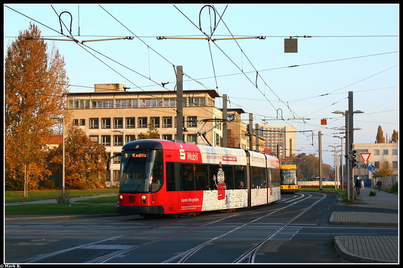 Wagen 2601 fhrt gleich in die Haltestelle Hauptbahnhof ein.