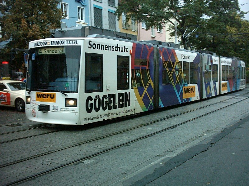 Wagen 264 der Wrzburger Straenbahn (WSB) fhrt auf die Weichenanlage an der Juliuspromenade zu, um Richtung Sanderau abzubiegen.