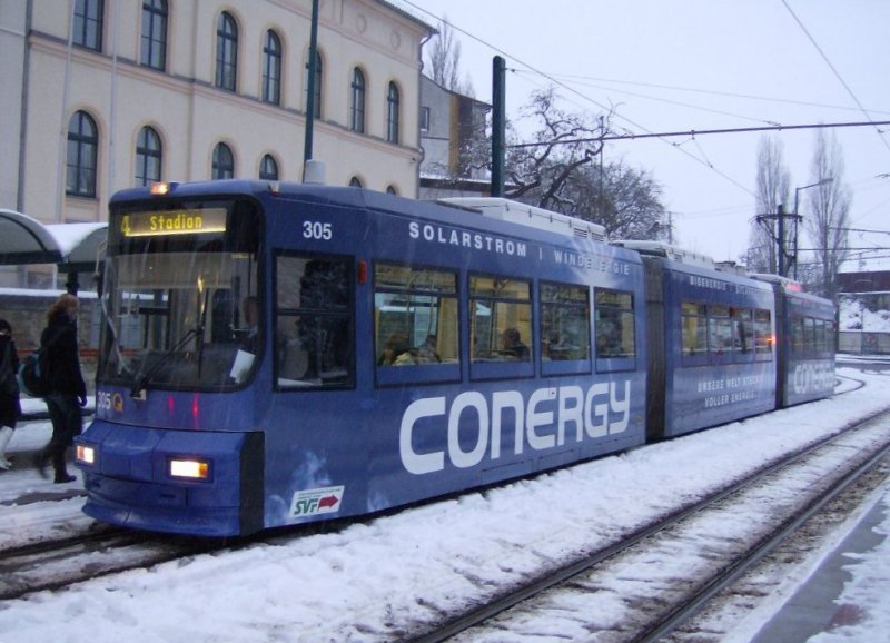 Wagen 305 am 16.02.09 an der Haltestelle: Bahnhof 