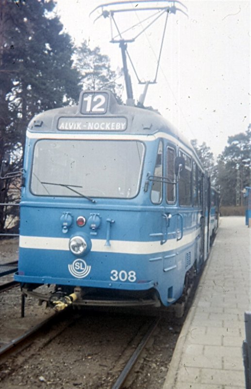 Wagen 308 der Nockebybanen in Alvik. Das Foto ist 1988 entstanden. Da fuhren noch die alten Triebwagen auf der Linie und die Umsteigehaltestelle zur T-Bahn war auch noch nicht modernisiert. Hinweis: eingescanntes Dia