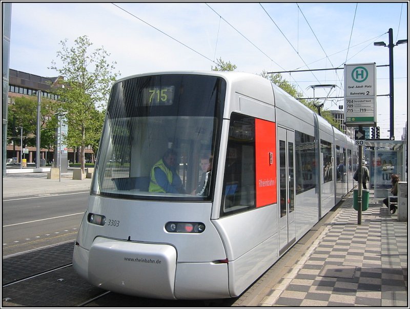 Wagen 3303 der neuen Niederflur-Triebwagen NF8U (auch Silderpfeil II genannt) im Einsatz auf der Linie 715 am 21.04.2007 an der Haltestelle am Graf-Adolf-Platz in Dsseldorf.