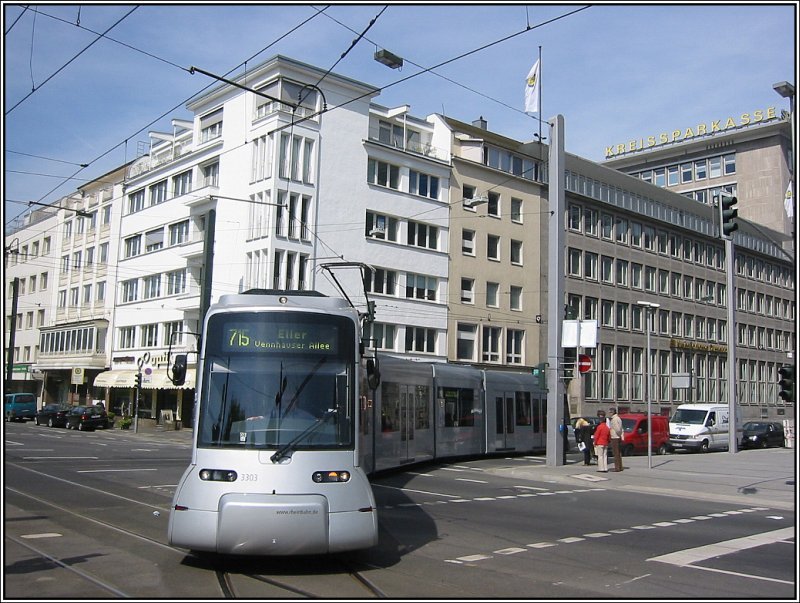 Wagen 3303 der neuen Niederflur-Triebwagen NF8U (auch Silderpfeil II genannt) im Einsatz auf der Linie 715 am 21.04.2007, kurz vor Erreichen der Haltestelle am Graf-Adolf-Platz in Dsseldorf. Diese Fahrzeuge sind eigentlich gedacht fr die neue unterirdische Wehrhahn-Linie, deren Bau nach lngeren Verzgerungen aber erst in diesem Jahr beginnt und voraussichtlich bis 2014 dauern wird.