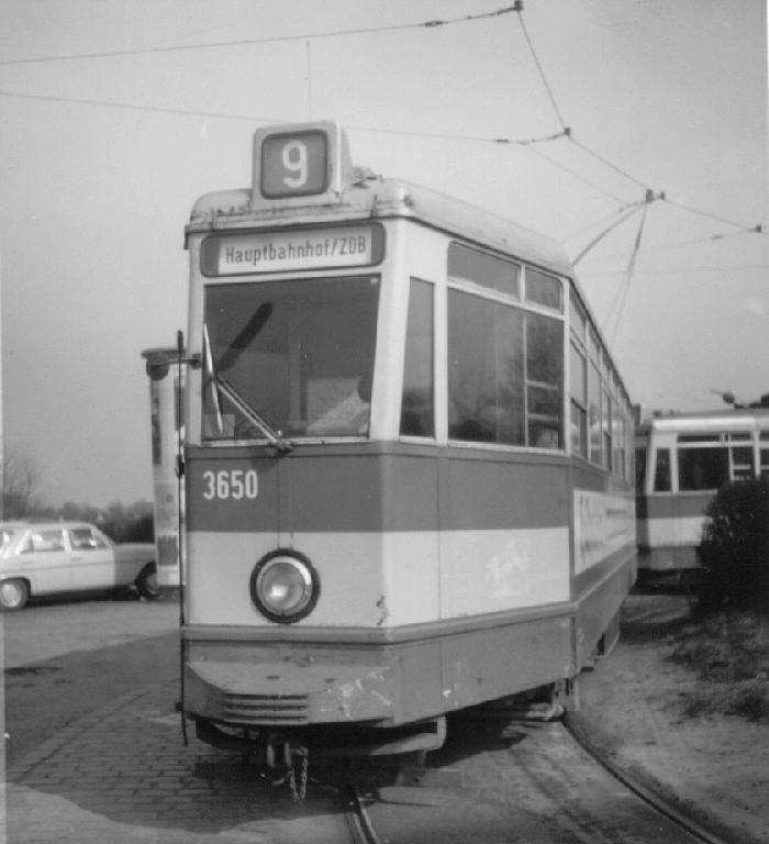 Wagen 3650 ist im Frhling 1973 auf der Linie 9 im Einsatz. Hier ist er in der Wendeschleife am Flughafen anzutreffen. 