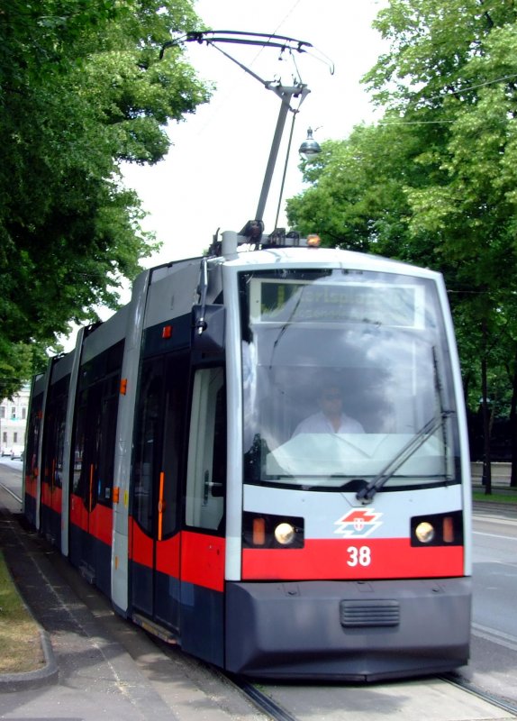 Wagen 38 als Linie J nach Karlsplatz am 31.05.2007 bei der Vorbeifahrt an der Hofburg.