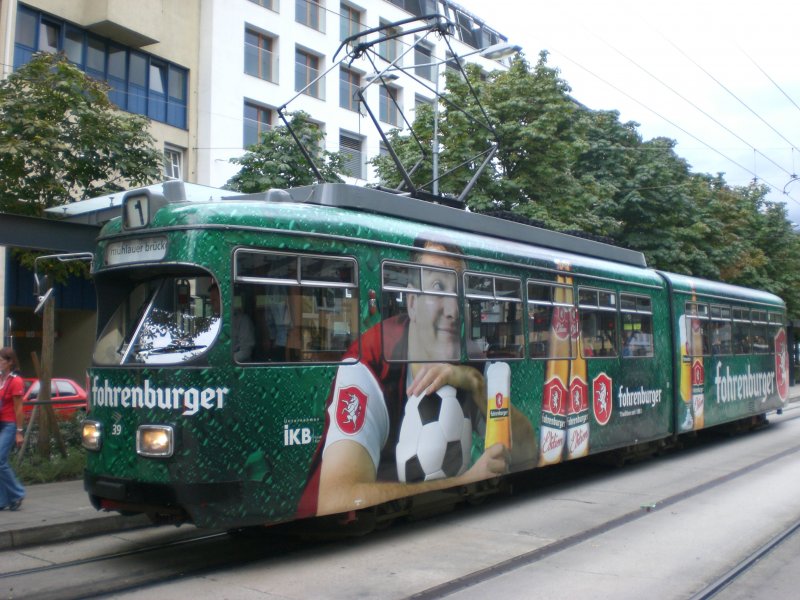 Wagen 39 mit Fahrenburger Bier-Werbung hlt am Marktplatz und wird die Fahrt gleich Richtung Mhlauer Brcke fortsetzen.