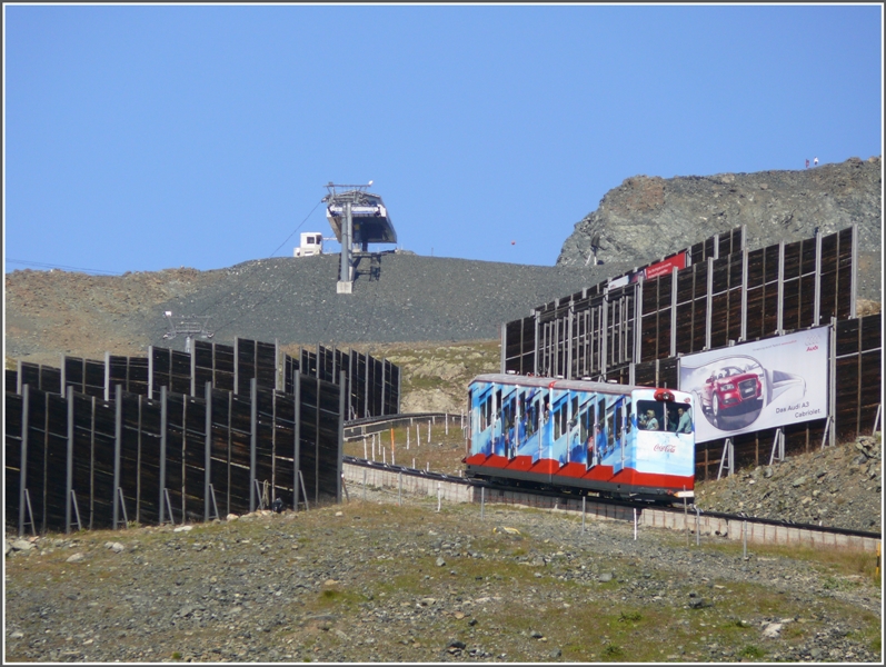 Wagen 4 der Davos Parsennbahnen auf dem Weg zum Weissfluhjoch. Die Bretterwnde schtzen die Bahn im Winter vor allzugrossen Schneeverwehungen. (30.08.2009)
