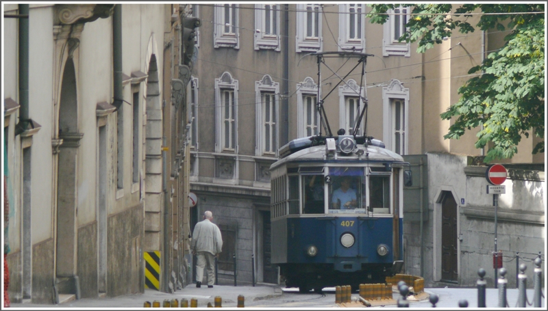 Wagen 407 erklimmt in eigener Fahrt die erste Steigung hinter der Piazza Oberdan bis zur Talstation der Seilstrecke. (07.06.2009)