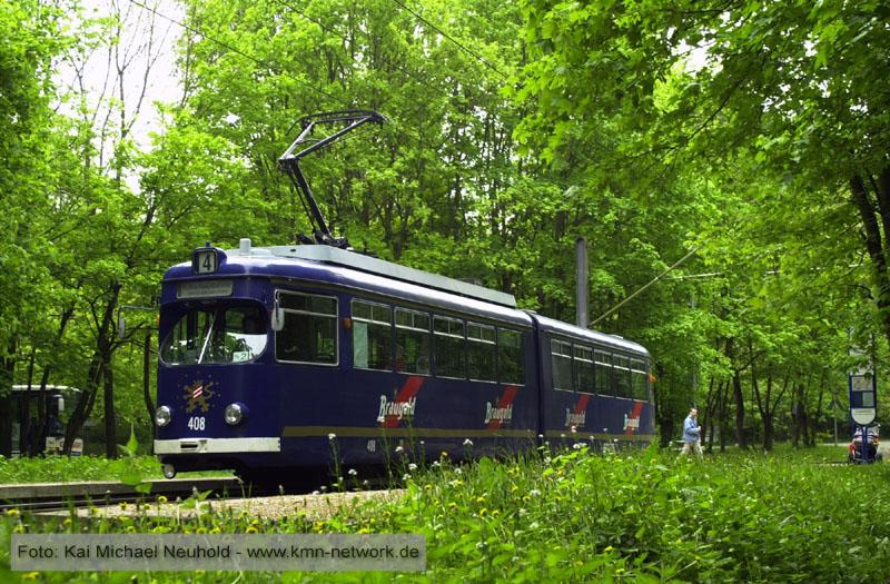 Wagen 408 ist als Linie 4 auf dem Weg nach Gotha an der Haltestelle  Reinhardsbrunn-Bahnhof  zum Stehen gekommen.