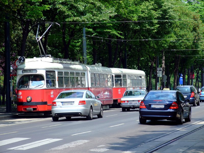 Wagen 4853 als Linie 2 Richtung Kai am 31.05.2007 bei der Vorbeifahrt an der Hofburg.