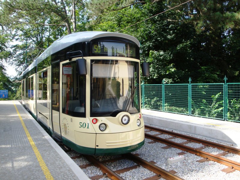 Wagen 501 der Pstlingbergbahn steht abfahrbereit im Bergbahnhof Pstlingberg. 