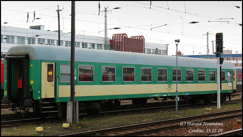Wagen 5151 20-70 782-0 ein polnischer Bdu-Wagen dient als Fahrzeug f�r den RB5894/5895 Zagan - Cottbus - Zagan. Die T�ren werden in Deutschland w�hrend der Fahrt abgeschlossen, da es eine in Deutschland vorgeschriebene T�rblockierung an dem Wagen nicht gibt. Das Zugbegleitpersonal mu� die wenigen Fahrg�ste  pers�nlich  entlassen.p