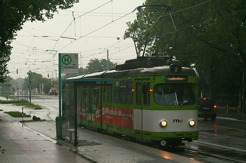 Wagen 518 an seinem letzten Einsatztag in Mannheim. Mit ihm sind auch die anderen verbliebenen 500er verschwunden und in Feudenheim ist die Idylle vorbei. W�nschen wir ihm und seinen Br�dern ein sch�nes und langes Leben in Lodz und Helsinki.

Zusatz nach Einstellen des Bildes: War nun wohl dochnicht der letzte Tag. Werden immer wieder mal gesichtet...