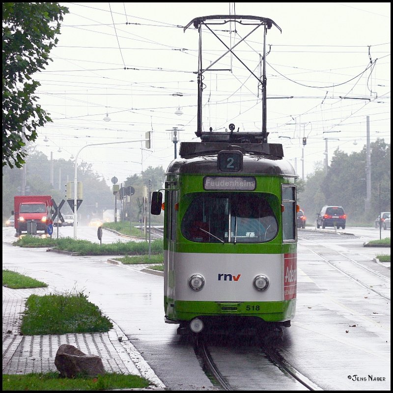 Wagen 518 erreicht als Linie 2 (Neckarstadt West - Feudenheim) im str�menden Regen die Station Am Aubuckel. Die Aufnahme entstand am 13. September 2008.