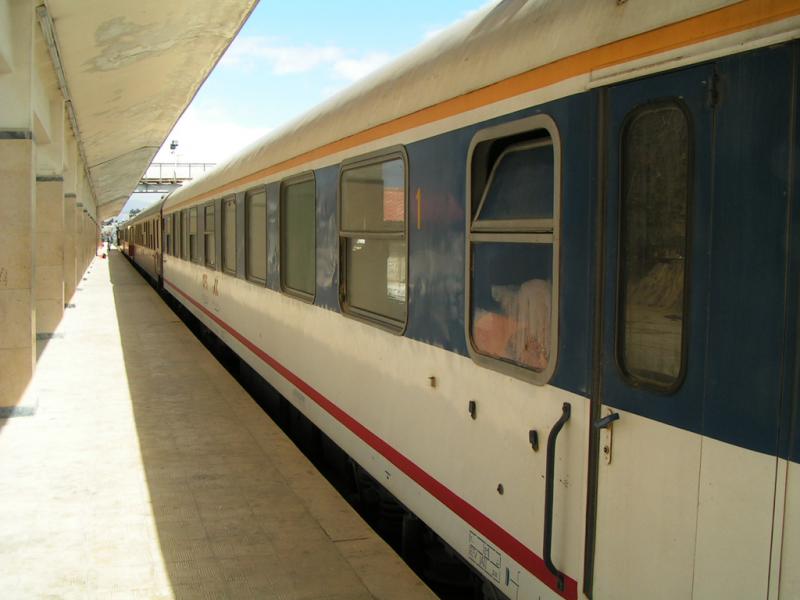 Wagen 519719-69703-8 AP der CFS in Damaskus.
Hier ein modernisierter 1.Klasse Wagen. Gebaut wurden diese Waggons von VEB Waggongbau Bautzen. (Damaskus am 10.03.2006)