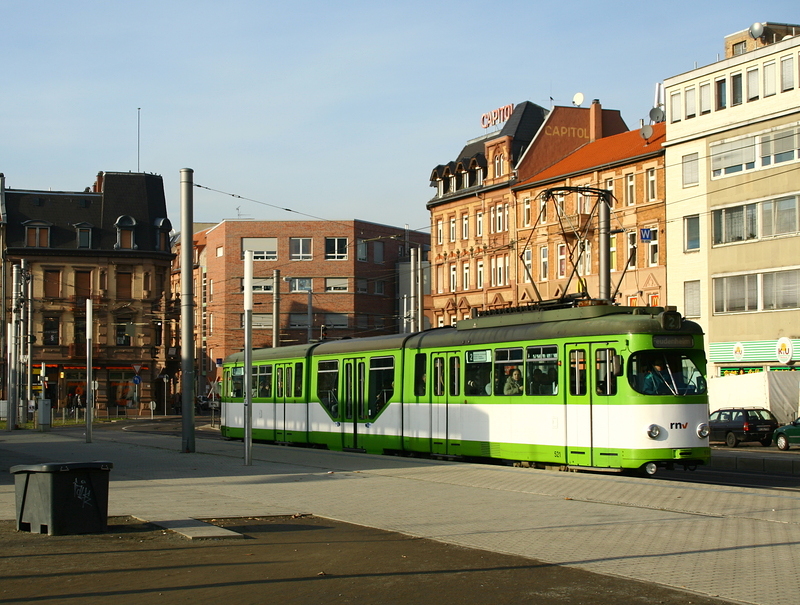 Wagen 521 fhrt gleich in die Haltestelle Alte Feuerwache ein.