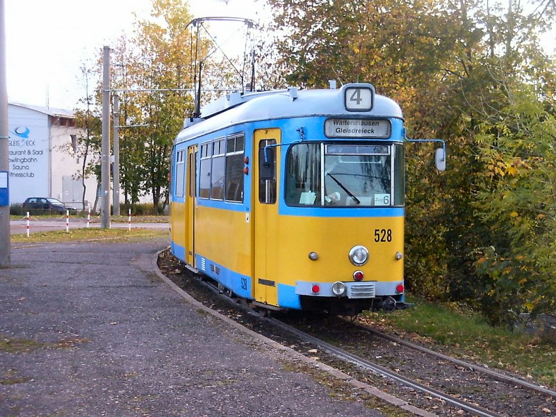 Wagen 528 der Thringerwaldbahn, Hst. Gleisdreieck, bereits zur Abfahrt nach Waltershausen, 2006