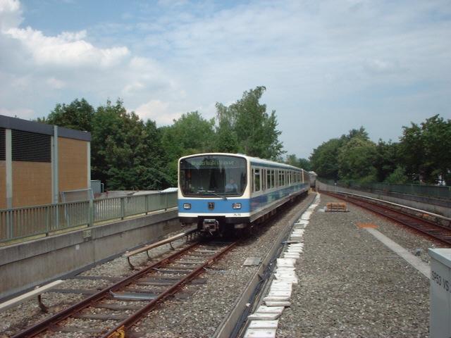 Wagen 570 ist auf einem Einrcker zur Brudermhlstrae unterwegs.