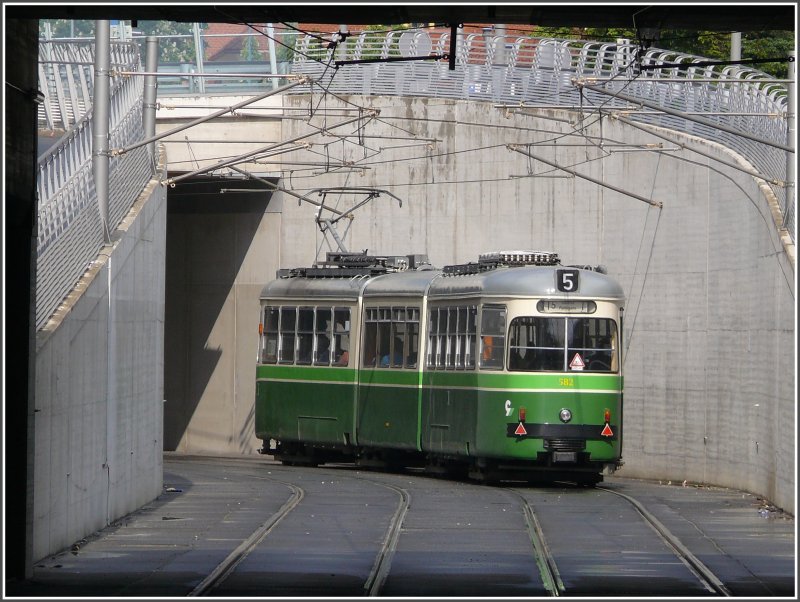 Wagen 582 der Linie 5 in die Innenstadt entschwindet durch die Unterfhrung Richtung Brauhaus Puntigam. (15.05.2008)