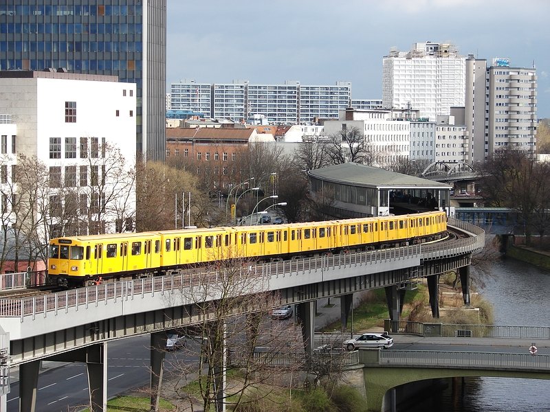 Wagen 598 hat gerade den Bahnhof Mckernbrcke verlassen  Bevor Fragen kommen: Das Foto entstand von der Aussichtsplattform des Museums fr Verkehr und Technik. (Berlin, 17.03.07)