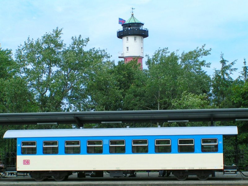 Wagen 63 208 (Raw Wittenberge 1993; Type KB4i) ist am Bhf. Wangerooge bereitgestellt, um die nchsten Fahrgste wieder zur Fhre zu bringen. (06-09-02)