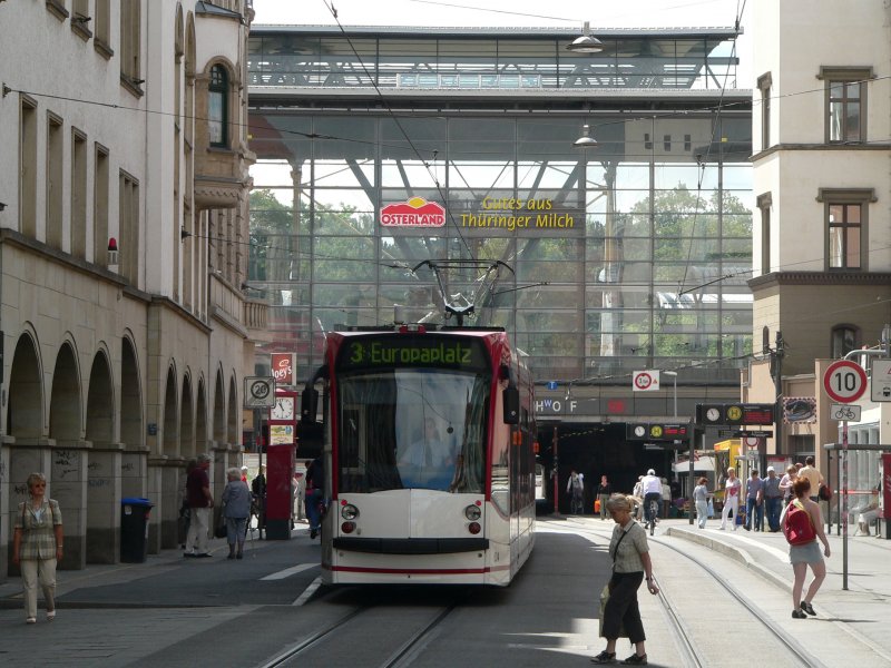 Wagen 634 als Linie 3 in Richtung Europaplatz vor dem Erfurter Hauptbahnhof.