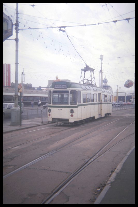 Wagen 680 der Strassenbahn Blackpool. Interessant sind bei den Eindeckern die Ger�ste auf den D�chern, damit die Rollenstromabnehmer die Oberleitung erreicht, welche f�r die Doppelstock Strassenbahnen ausgelegt ist. Hinweis: eingescanntes Dia