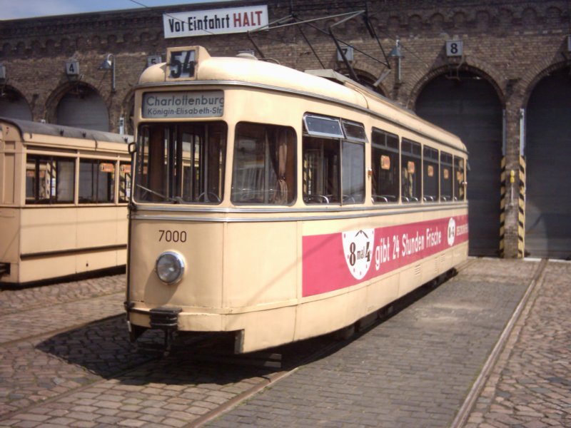 Wagen 7000 der BVG West beim Tag der offenen T�r zum Verkehrshistorischen Wochenende im Museumsstrassenbahnhof Niedersch�nhausen. Mit Einstellung des Strassenbahnbetriebs in Berlin (West) 1967 verschwanden auch diese modernen Fahrzeuge nach nur einigen Betriebsjahren