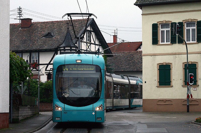 Wagen 701 ist am 13. September 2008 als Linie 14 (Bad Drkheim - Mannheim) unterwegs. Die Aufnahme entstand bei der Ortsdurchfahrt von Ellerstadt.