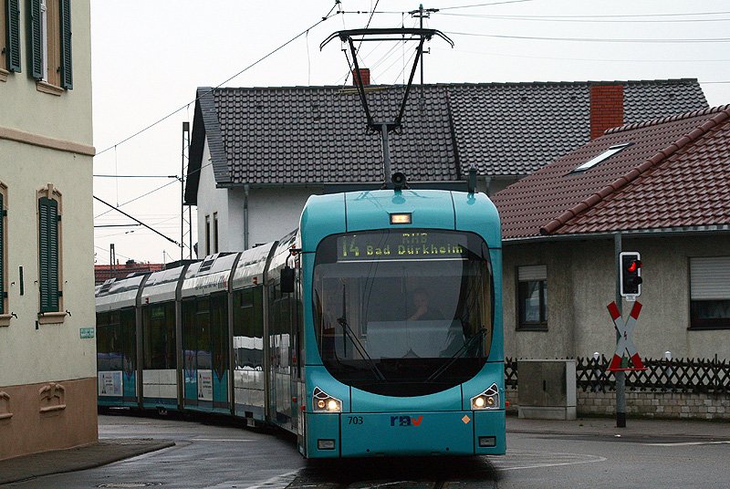 Wagen 703 durchfhrt am 13. September 2008 als Linie 14 (Mannheim - Bad Drkheim) die kleine Ortschaft Ellerstadt.