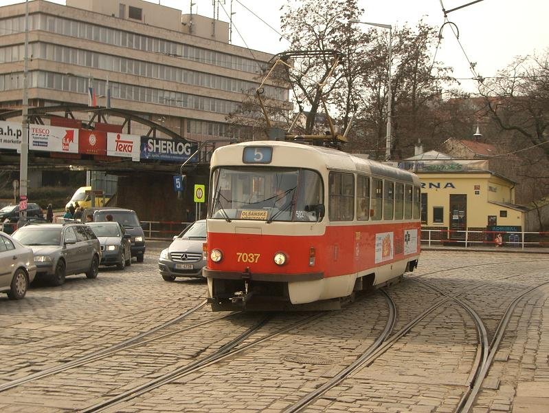 Wagen 7037 der Prager Straenbahn hat soeben an der Schleife  Vstavitě  gewendet, um nun nach  Olansk
hřbitovy  zu fahren. 2009-03-14.