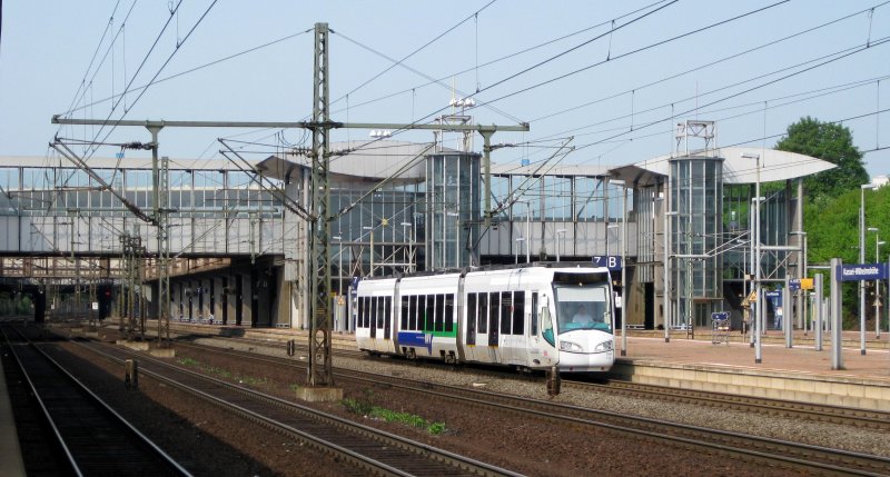 Wagen 710 der Kasseler Straenbahn bei der Ausfahrt als RT 9 nach Treysa am 1.05.09 in Kassel-Wilhelmshhe.